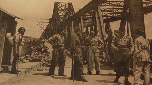 Quân pháp trên cầu Long Biên năm 1946